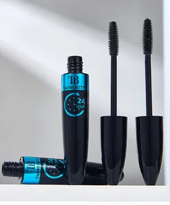 Nahaufnahme von Mascara-Bürsten und Tube, die Textur und Verpackung im Detail zeigen