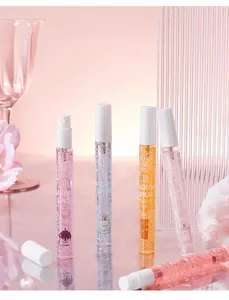 Détail macro des flacons de spray parfumé mince Tao Beauty 10ml dans un coffret cadeau rose
