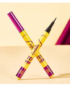 Dettaglio di precisione dell'eyeliner Tao Beauty 7D impermeabile con punta fine