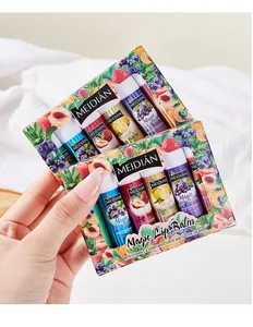 Mano sosteniendo el colorido set de regalo de 6 bálsamos labiales hidratantes de frutas