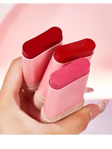 Close-up van drie kleurrijke matte blush sticks in rode en roze tinten.