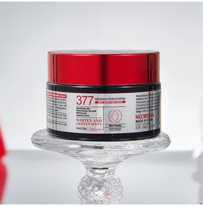 Primer plano de la crema blanqueadora y antimanchas Meidian 377 en un frasco rojo