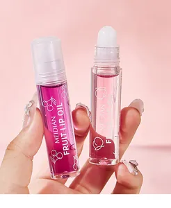 Detailopname van MEIDIAN fruit lippenoliën in paarse en lichtroze tinten met roller.