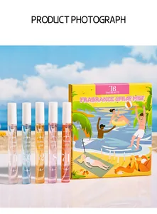 Primo piano del set da 5 spray profumati Tao Beauty con scatola colorata a tema spiaggia