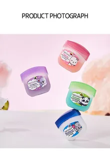 Detalle de tarros de mascarilla labial frutal con diseños de animales.