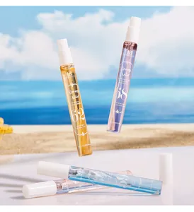 Selezione di flaconi di profumo Tao Beauty spray mist su sfondo di spiaggia dorata