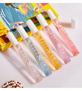 Primo piano del set di profumi Tao Beauty con cinque flaconi spray colorati e profumati