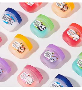 Vista detallada de mascarillas labiales frutales con ilustraciones de animales