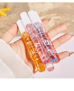 Vista dettagliata di quattro flaconi colorati di profumo spray digitale Tao Beauty in mano