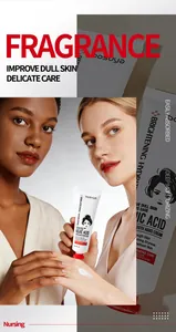 Gros plan sur la texture de la crème pour les mains BOSUYA appliquée sur la peau