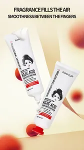 Vue macro de la texture crème pour les mains à l'acide kojique éclaircissante