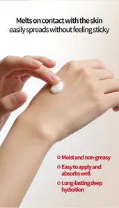 Texture détaillée d'une crème pour les mains hydratante fondant sur la peau.