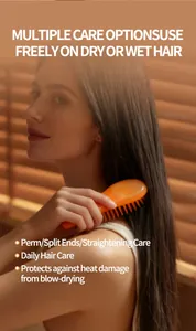 Close-up van vrouw die lang haar borstelt voor anti-pluis en hittebescherming verzorging