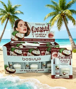 Nahaufnahme des Bosuya Kokosnuss-Lippenbalsam- und Masken-Sets an einem sonnigen Tropenstrand