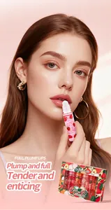 Close-up van model dat hydraterende roller-lipolie gebruikt voor volle en zachte lippen