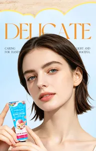 Primo piano di una modella che tiene una crema per le mani idratante Bosuya blu