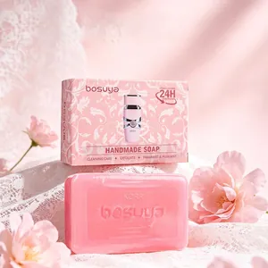 Vista dettagliata della saponetta artigianale rosa bosuya e della sua confezione regalo floreale