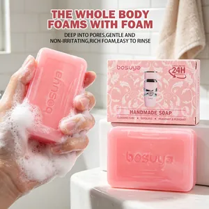 Dettaglio sapone bosuya rosa fatto a mano con schiuma ricca e confezione floreale.