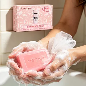 Vista macro del sapone rosa Bosuya con densa schiuma bianca per una detersione profonda