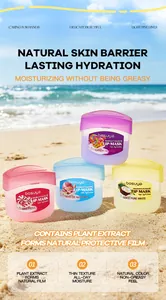 Quattro maschere per labbra bosuya idratanti colorate su spiaggia sabbiosa