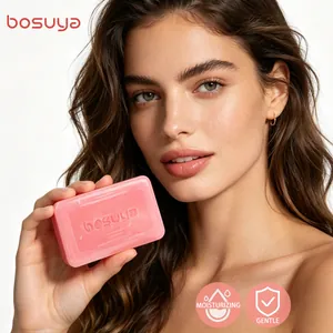 Modella con una saponetta rosa Bosuya idratante per la pulizia multiuso e il controllo dell'olio