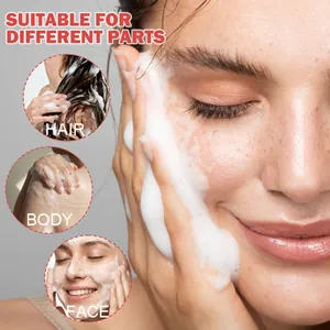 Primo piano della schiuma di sapone multiuso su viso, capelli e corpo per una pulizia profonda.