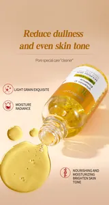 Detailoverzicht van vitamine C-essentieolie die uit een glazen fles wordt gegoten