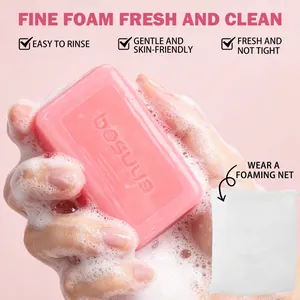Dettaglio del sapone rosa bosuya che crea schiuma fine con una rete per schiuma
