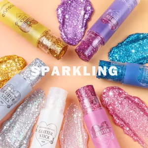 Primer plano de varios palitos de purpurina bosuya de colores con texturas brillantes