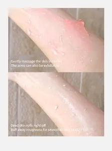 Detalle del gel exfoliante corporal de melocotón eliminando células muertas de la piel