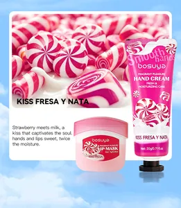 Vista dettagliata del set crema mani e maschera labbra bosuya fragola con sfondo di caramelle