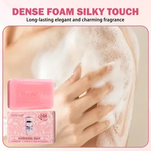 Dettaglio della ricca consistenza della schiuma del sapone rosa bosuya