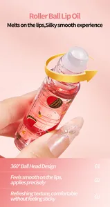 Detail van een roze rollerball lipolie-applicator met een gladde en heldere textuur