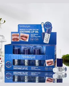 Detailansicht des Bosuya Lippenöl-Sets mit blauer Verpackung und Applikator-Präsentation