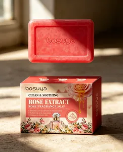 Vista dettagliata del sapone all'estratto di rosa e della sua elegante scatola