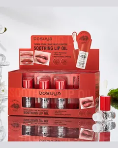 Nahaufnahme der bosuya Papaya Soothing Lip Oil Displaybox und Applikator-Detail