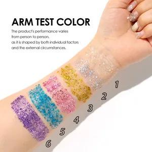 Primer plano de purpurina facial de estrella brillante para maquillaje de festival.