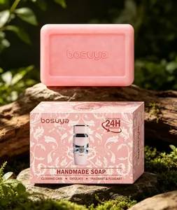 Vista dettagliata del sapone artigianale rosa Bosuya e della sua elegante confezione