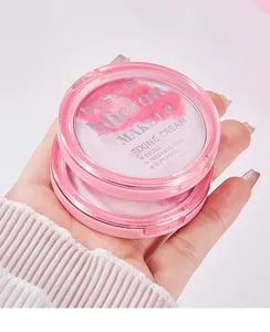 Primo piano dettagliato di due ciprie rosa per il controllo dell'olio tenute in mano