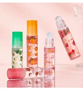 Detailopname van Bosuya fruitige roller lippenoliën met vele vrolijke fruitpatronen.