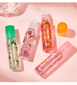 Detailopname van kleurrijke roll-on lipoliën met fruitpatronen op roze achtergrond