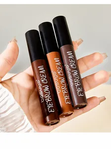 Detailaufnahme von drei verschiedenen Nuancen Bosuya Peel-off-Augenbrauencreme in der Hand