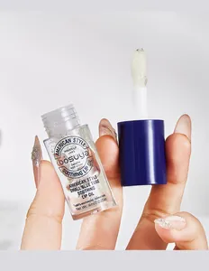 Nahaufnahme von bosuya Lip Oil zeigt die klare Gel-Textur und den weißen Applikatorstab