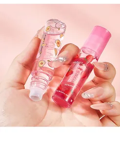 Detail van twee hydraterende Bosuya roller-lippenoliën in de geuren perzik en aardbei.