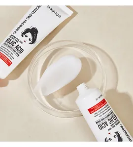 Vue détaillée de la texture de la crème pour les mains blanche dans un plat en verre poli.