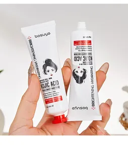 Gros plan des tubes de crème pour les mains BOSUYA Kojic Acid montrant les détails hydratants