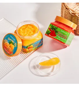 Vista macro detallada de la textura del exfoliante de azúcar BOSUYA naranja y sandía