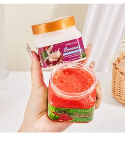 Primer plano de las sales de baño exfoliantes BOSUYA de sandía y coco con textura.