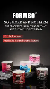Collezione di candele profumate decorative FORMBO esposte su piedistalli di pietra scura naturale