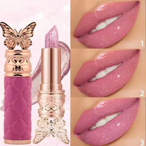 Vista detallada de labial de mariposa con acabado de purpurina rosa y muestras en labios